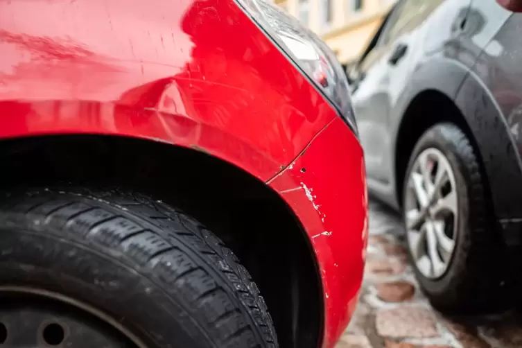 Unschön, aber nicht gravierend: Kratzer und Dellen an einem Auto. 