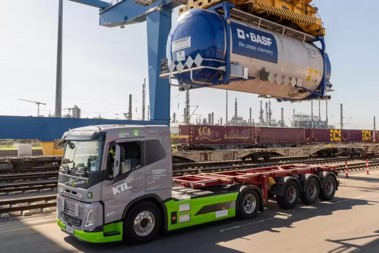 Umschlag eines Containers auf den Elektro-LKW. Im Hintergrund zu sehen: das Terminal und die BASF.