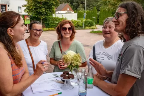 Die stellvertretende Redaktionsleiterin Sigrid Sebald (links) im Gespräch mit Mitgliedern des Vereins „Wir in Bechhofen“: Ulla M