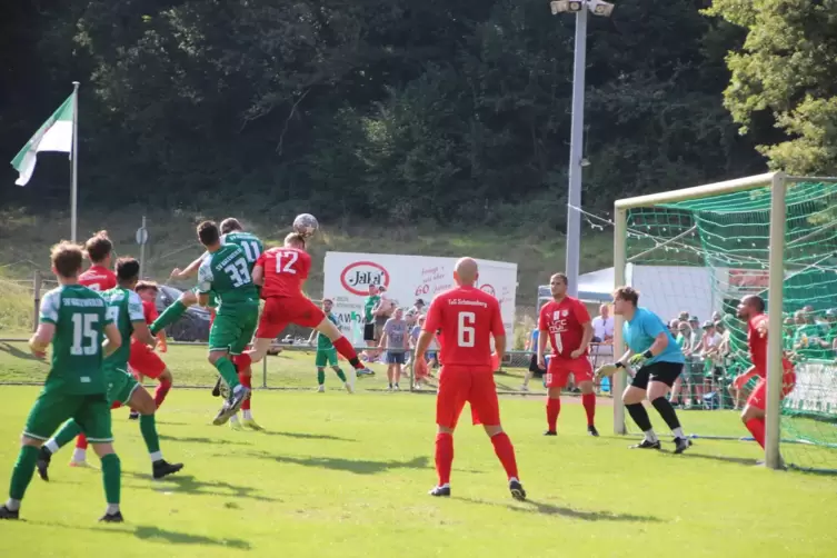 Mike Schneider vom SV Katzweiler (Nummer 11, grünes Trikot) trifft nach einer Ecke per Kopf zum 2:1 gegen den TuS Schönenberg. 