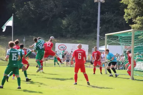 Mike Schneider vom SV Katzweiler (Nummer 11, grünes Trikot) trifft nach einer Ecke per Kopf zum 2:1 gegen den TuS Schönenberg. 