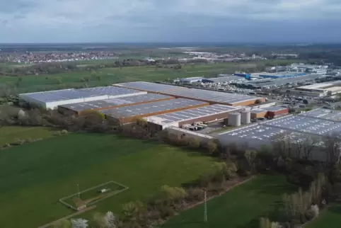 Die Lagerhallen im Mörlheimer Industriegebiet sind fast komplett mit Fotovoltaik belegt. 