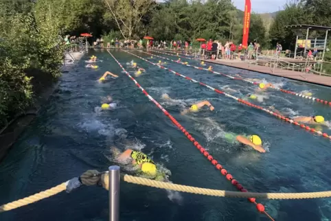 Mächtig was los auf den Bahnen: Die Teilnehmer des Rockie-Man-Triathlons bei ihrer ersten Disziplin, dem Schwimmen. 