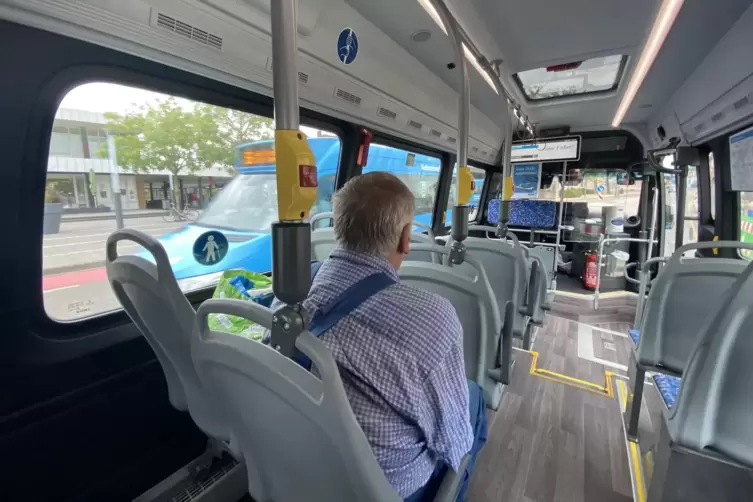 Wegen der baustellenbedingten Umleitungsstrecke kommt der Bus der Linie 590 zwei Minuten später in Landau an als üblich.