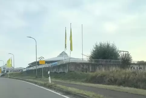 Der Verkaufspavillon des Autohauses im Vordergrund würde für den Supermarkt weichen, die Stützmauer ebenfalls. 