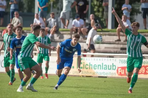  Daniel Kopf, der Torschütze zum 1:0 (Mitte), mit Emre Sah (links) und Lars Birster. 