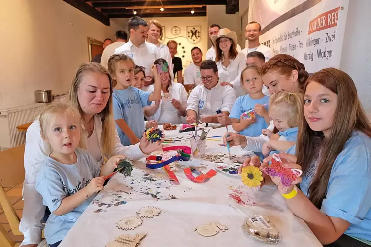 Die erste Kerwe ohne Straußbuben in Schmitshausen. Die Kinder bemalen Holzanhänger für den Kerwestrauß.