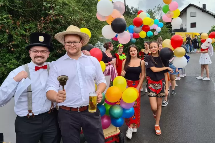 Die Garde des SV Iggelbach mit Dorfbüttel Marc und Kerwe-Redner Marvin Moser beim Umzug. 