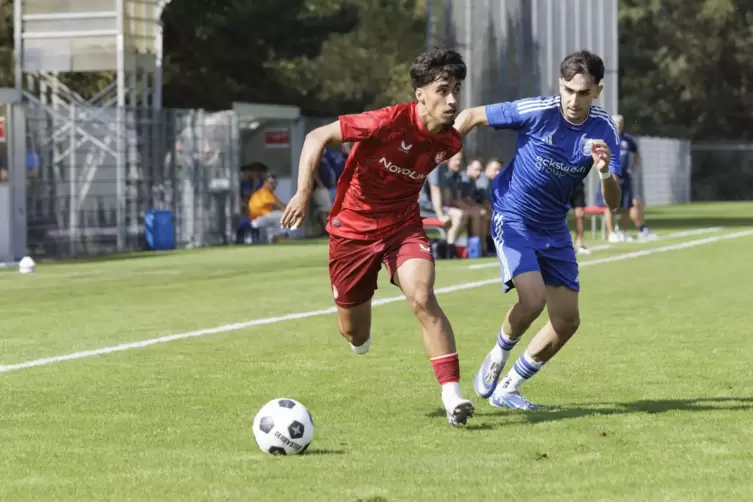 Vorbereiter und Torschütze: Yasin Zor (links) vom 1. FC Kaiserslautern II geht im Laufduell an seinem Gegenspieler Taha Albayrak