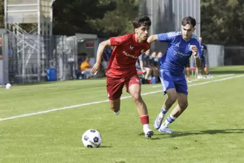 Vorbereiter und Torschütze: Yasin Zor (links) vom 1. FC Kaiserslautern II geht im Laufduell an seinem Gegenspieler Taha Albayrak