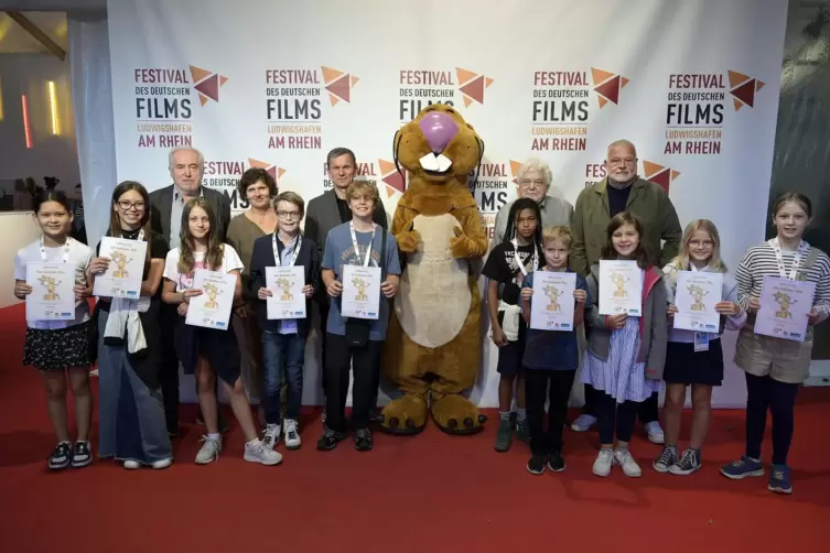 Gruppenbild mit Biber: die Kinderjury und rechts in der zweiten Reihe rechts Richard Claus, dessen Film den „Goldenen Nils“ beka