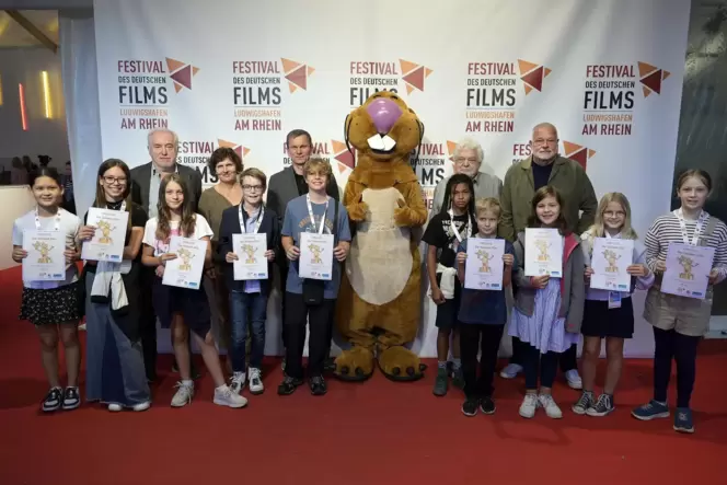 Gruppenbild mit Biber: die Kinderjury und rechts in der zweiten Reihe rechts Richard Claus, dessen Film den »Goldenen Nils« beka