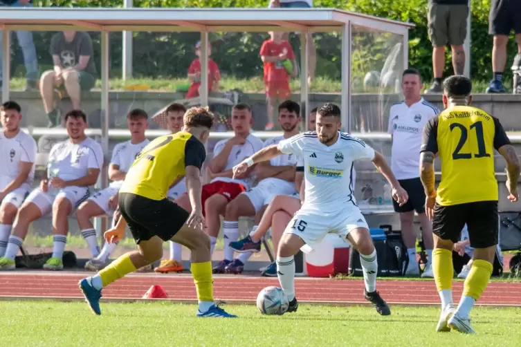  Francisco Chlipala (links) und Abdullah Dogan mit Lirim Mustafa, Kandels Schütze des 4:0. 