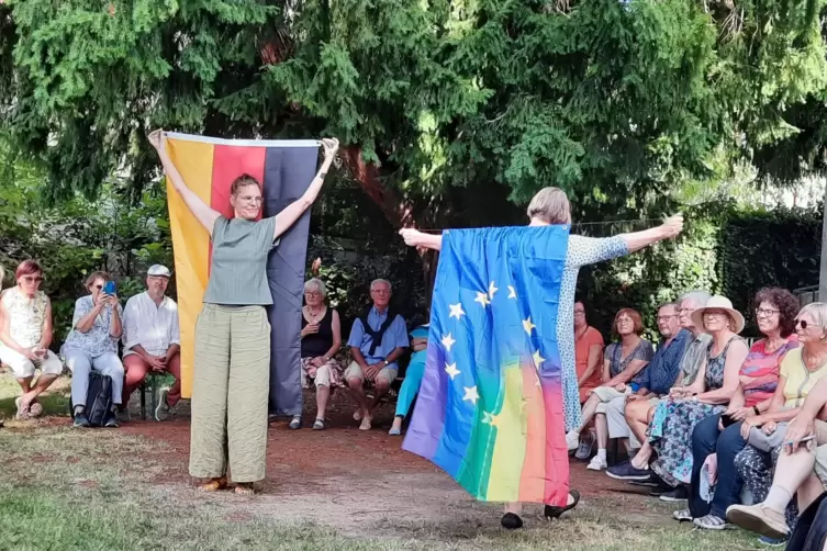 Europa umfängt Deutschland: Performance von Coralie Wolff (links) und Beate Hoffmann . 