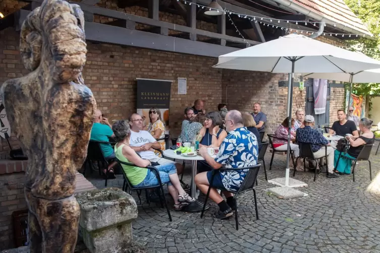 Angesichts der Hitze am Samstag boten Mauern und Schirme willkommenen Schatten für die Feiernden. 