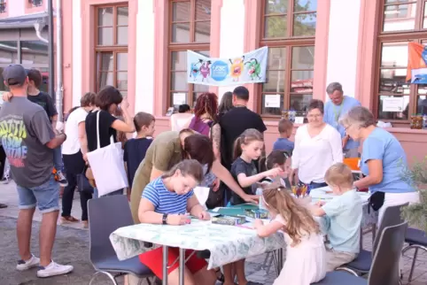 Im Innenhof des Leininger Oberhofs werden Lesezeichen gestaltet und die Urkunden verteilt.