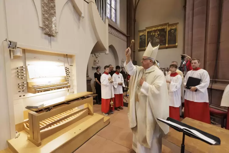 „Möge die neue Chororgel wie heute am Fest Mariä Geburt, dem Weihetag der Marienkirche, in das Lob Gottes einstimmen“, sagte Bis