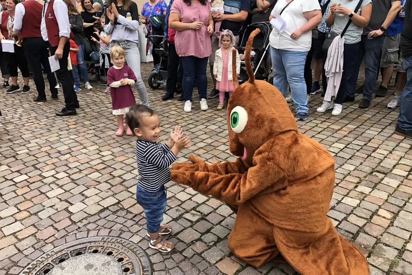 Das Maskottchen der Nordpfälzer Glückskinder, eine Ameise, machte den kleinen Zuschauern viel Freude.