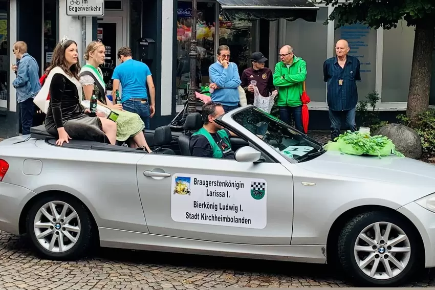 Besuch aus Kirchheimbolanden: Karnevalsprinzessin Lea (links) und Braugerstenkönigin Larissa.