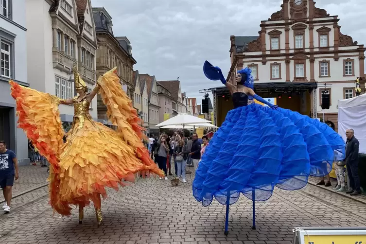 ... und munter-bunter Tanz über den Markt in der Maximilianstraße.