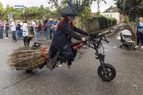 Auch die Dirmsteiner Hexen sind bei durchwachsenem Wetter beim Kerweumzug mitgeflogen. 