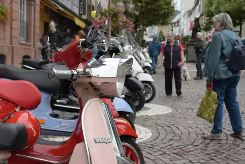 Auf dem Schlossplatz kamen Vespa-Fans auf ihre Kosten. 