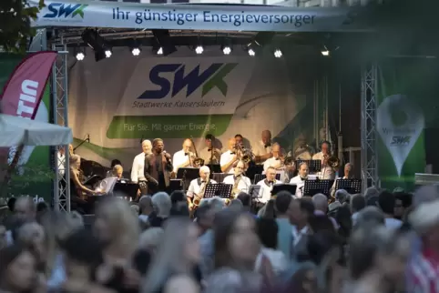 Am Stiftsplatz lassen sich dichte Trauben von Zuhörern von den Swing-Klassikern der Tuxedo Swing Bigband mitreißen.