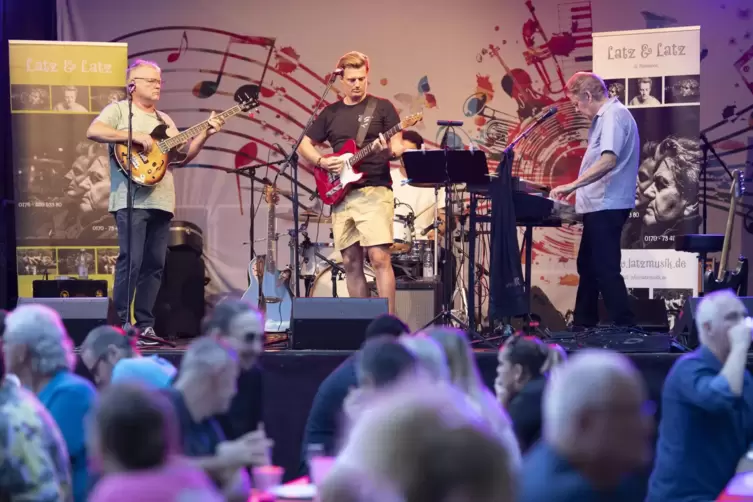 Auf der Bühne vor der Stiftskirche sorgt die Vater- und Sohn-Band Latz und Latz mit Rock- und Popballaden für Stimmung.