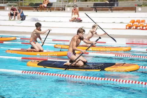 Das Kneelingpaddeln gehörte zu den Disziplinen bei den ersten Schwimm-Stadtmeisterschaften im Warmfreibad. 