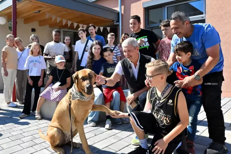 Vorführung der Hunde AG vor dem Neubau der Gottlieb-Wenz-Schule. Im Bild Schulleiter Rainer Kempermann (weißes Kurzarm-Hemd und 