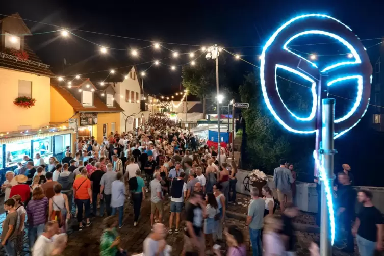 Wie Speyers guter Stern: Brezel über dem Altstadtfest-Trubel.