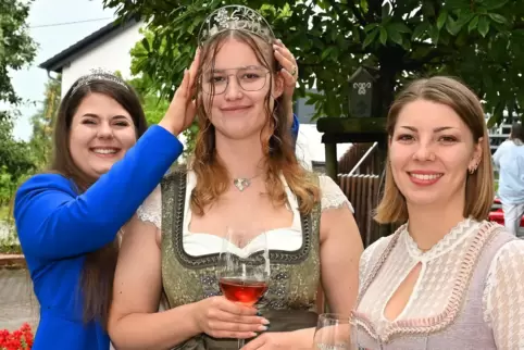 Die pfälzische Weinprinzessin Laura Götze (links) krönt die neue Hambacher Weinprinzessin Lea Jausel. Rechts Jausels Vorgängerin