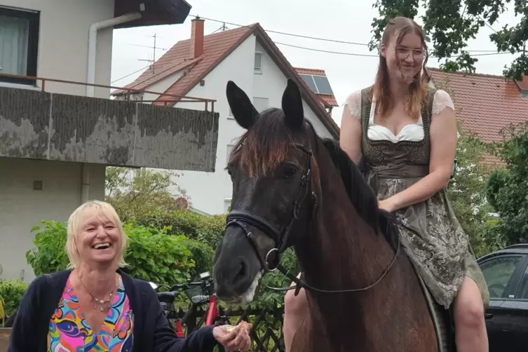  Lea Jausel reitet auf Salope zur Krönung, mit dabei: die Prinzessinnen-Mama Ute Jausel. 