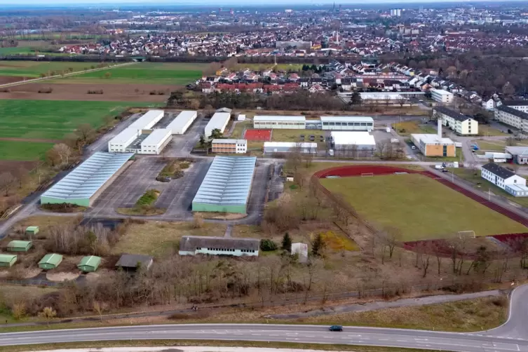 Gebiet der früheren Kurpfalzkaserne aus der Luft: Den Bereich links vom Sportplatz und Umgebung darf die Stadt kaufen. 