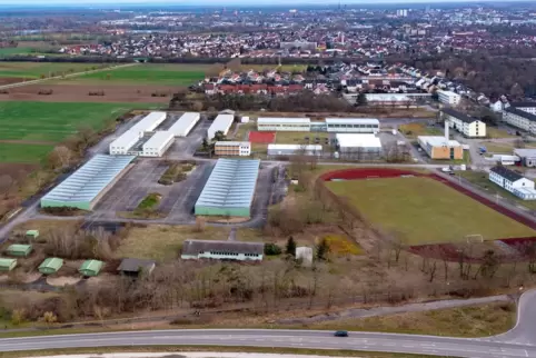 Gebiet der früheren Kurpfalzkaserne aus der Luft: Den Bereich links vom Sportplatz und Umgebung darf die Stadt kaufen. 