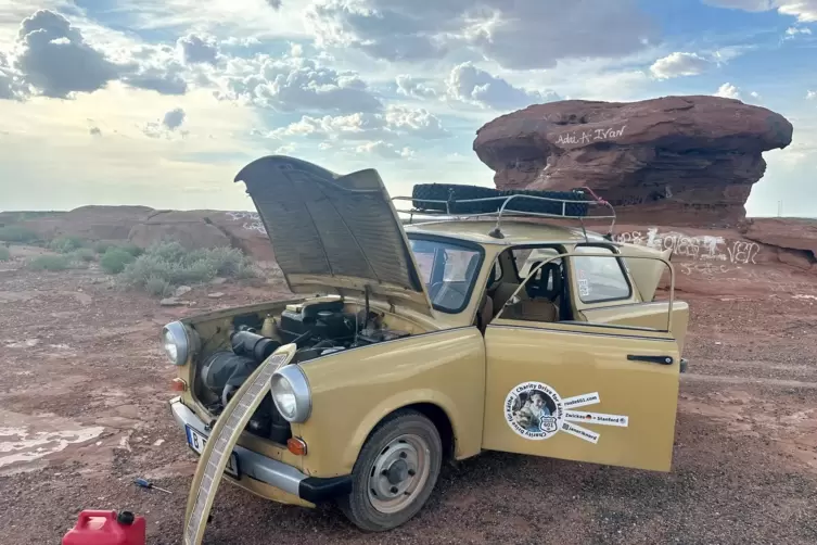 Panne: Kurz vor Winslow/Arizona, wo es den berühmten 1,2 Kilometer breiten Barringer-Krater gibt, stotterte der Trabi-Motor von 