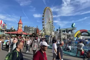 Riesenrad des Wurstmarkts vor blauem Himmel