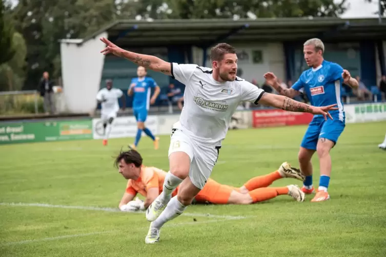 Florian Simon nach seinem Tor zum 1:0. 