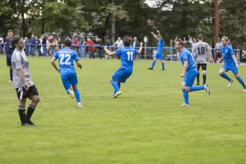 Gerade ist das 1:0 für den SV Großsteinhausen gefallen: Torschütze Nico Stumpf (Nummer 11) jubelt mit seinen Mitspielern Martin 