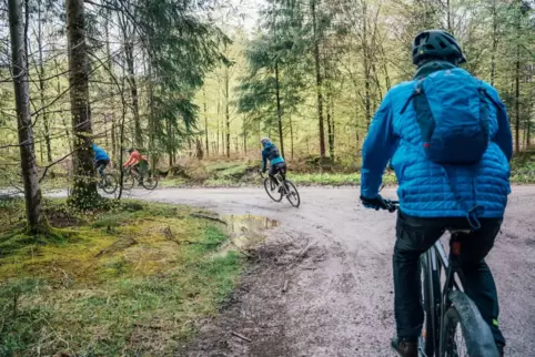 Gravelbiker in einem Wald in Oberbayern