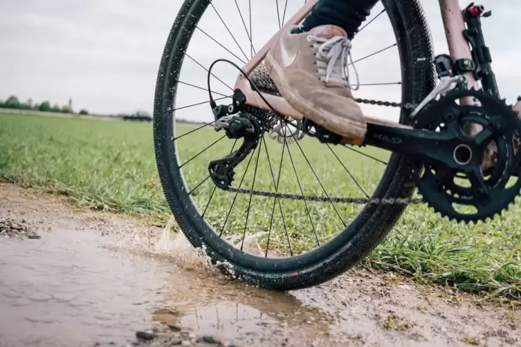 Mit dem Gravelbike dürch die Pfütze