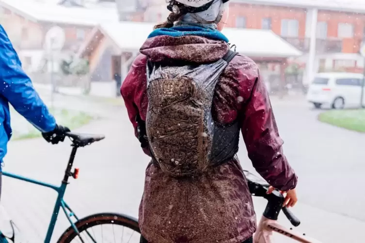 Mit Matsch bedeckte Gravelbiker