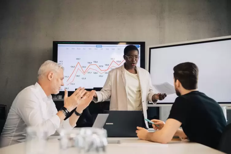 Eine Gruppe Kollegen in einem Meeting