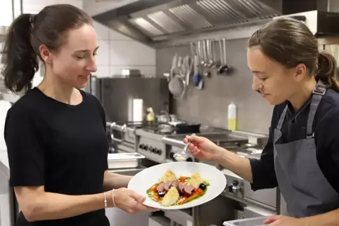 Franziska (links) und Christine Baumann in der Küche. Auf dem Teller: Teres Major Steak mit roter Paprika, Chimichurri, Brombeer