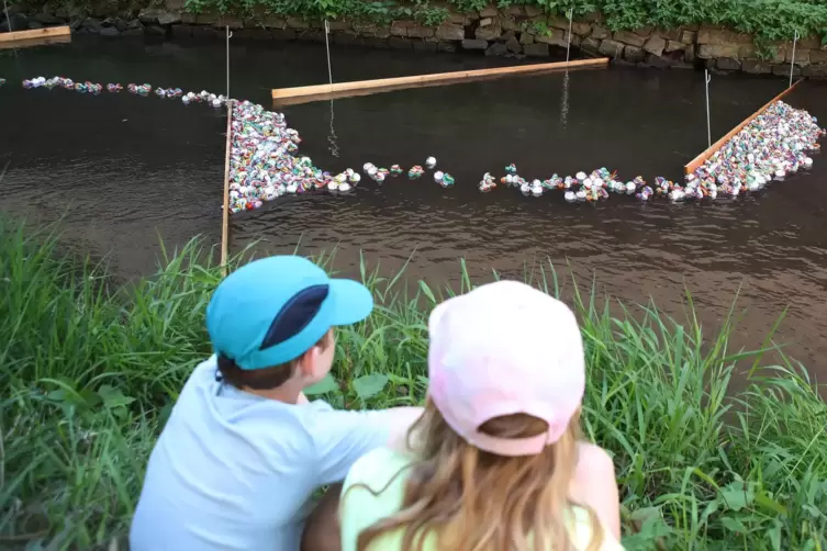 Gaudi nicht nur für Kinder: Entenrennen auf dem Woogbach am Samstag beim Altstadtfest.