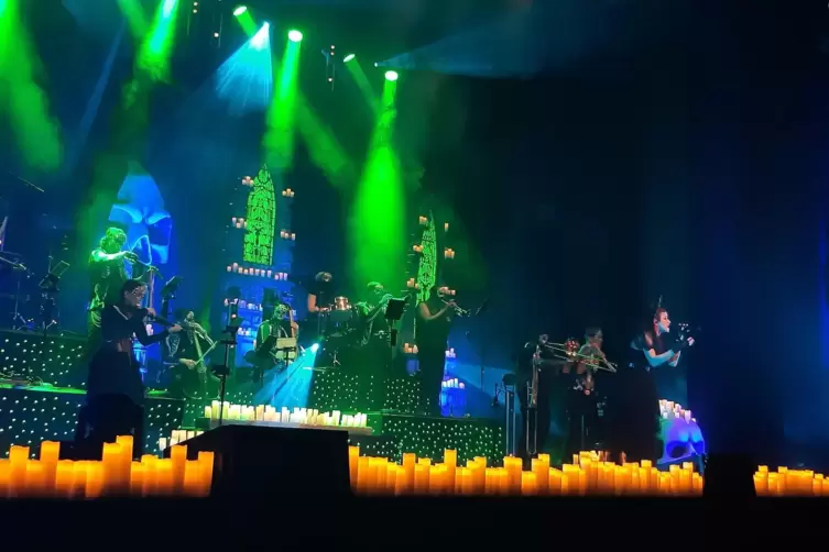 Willkommen bei der Rock- und Metal-Messe: Das „Rock Orchestra by Candlelight“ aus Großbritannien bot in Neustadt Augen- und Ohre