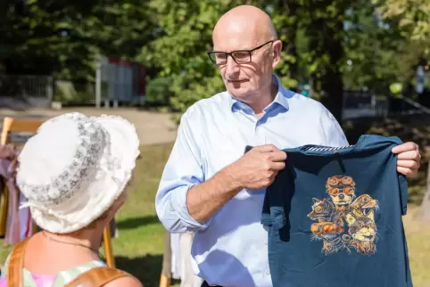 Bei einem Wahlkampftermin kauft der brandenburgische Ministerpräsident Dietmar Woidke seiner Tochter ein T-Shirt. 