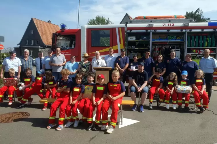 Zuwachs für die Feuerwehr im Ausrückebereich Höhfröschen/Höheischweiler und Petersberg. Die Lösch-Dinos sind die jüngsten Feuerw