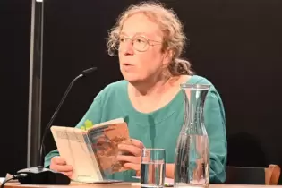 Karin Fellner liest bei der Preisverleihung im Künstlerhaus Edenkoben.