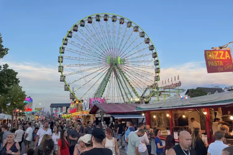 Wahrzeichen für den Wurstmarkt: Das Riesenrad Jupiter ist beliebtes Fotomotiv und Fahrgeschäft. 